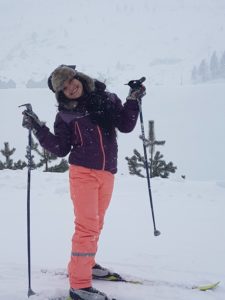 Charlene på ski for første gang 